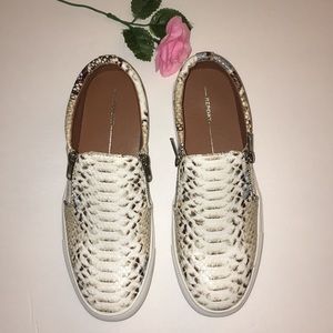 sneakers women’s size 7,5